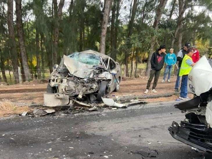 Automóvil choca con camioneta de seguridad privada en Vega de Alatorre; uno falleció