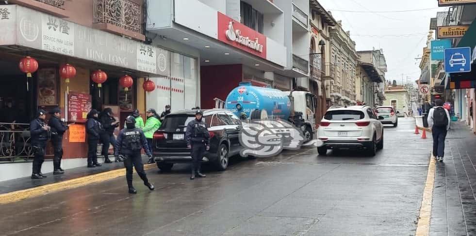 Choca pipa repartidora de gas contra camioneta en Xalapa