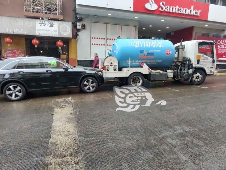 Choca pipa repartidora de gas contra camioneta en Xalapa