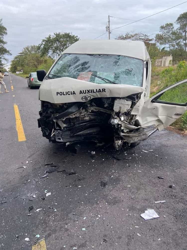 Automóvil choca con camioneta de seguridad privada en Vega de Alatorre; uno falleció