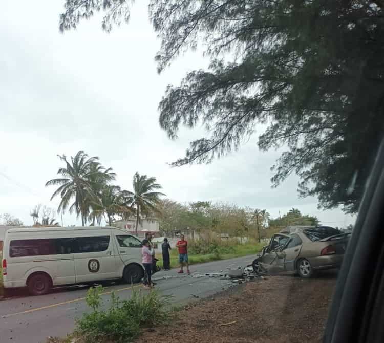 Automóvil choca con camioneta de seguridad privada en Vega de Alatorre; uno falleció