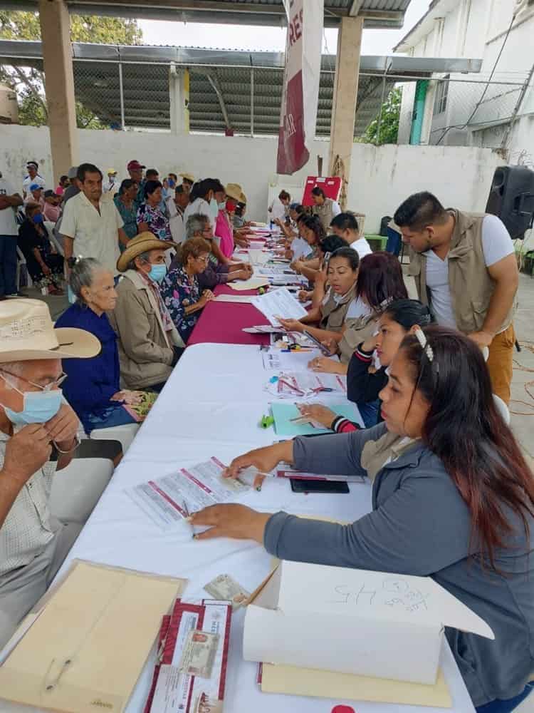 Inicia bancarización de pensiones del Bienestar para adultos en Cosamaloapan