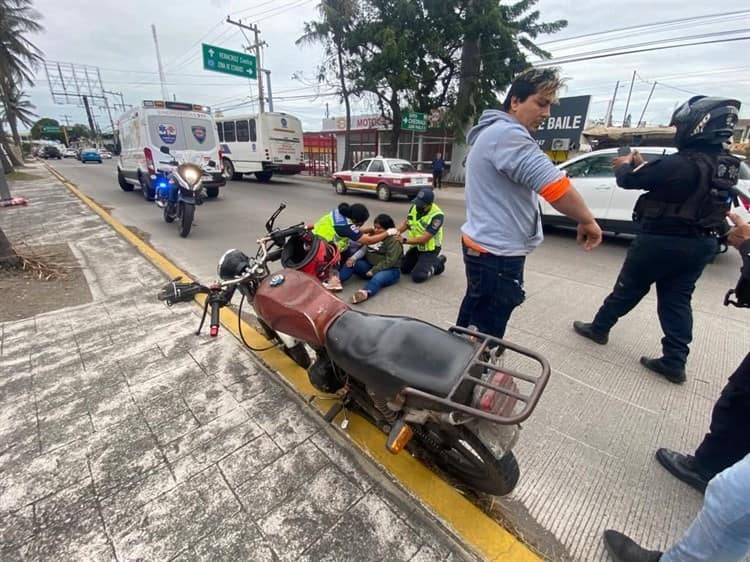 Motociclistas se impactan contra automóvil que le cerró el paso en colonia de Boca del Río