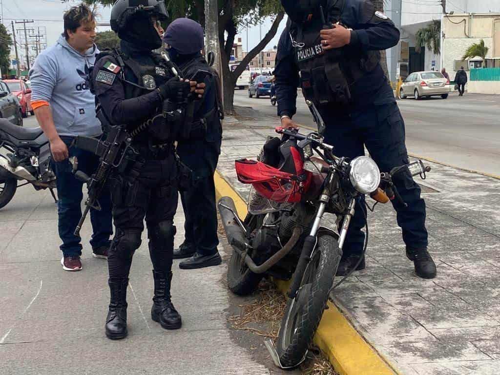 Motociclistas se impactan contra automóvil que le cerró el paso en colonia de Boca del Río