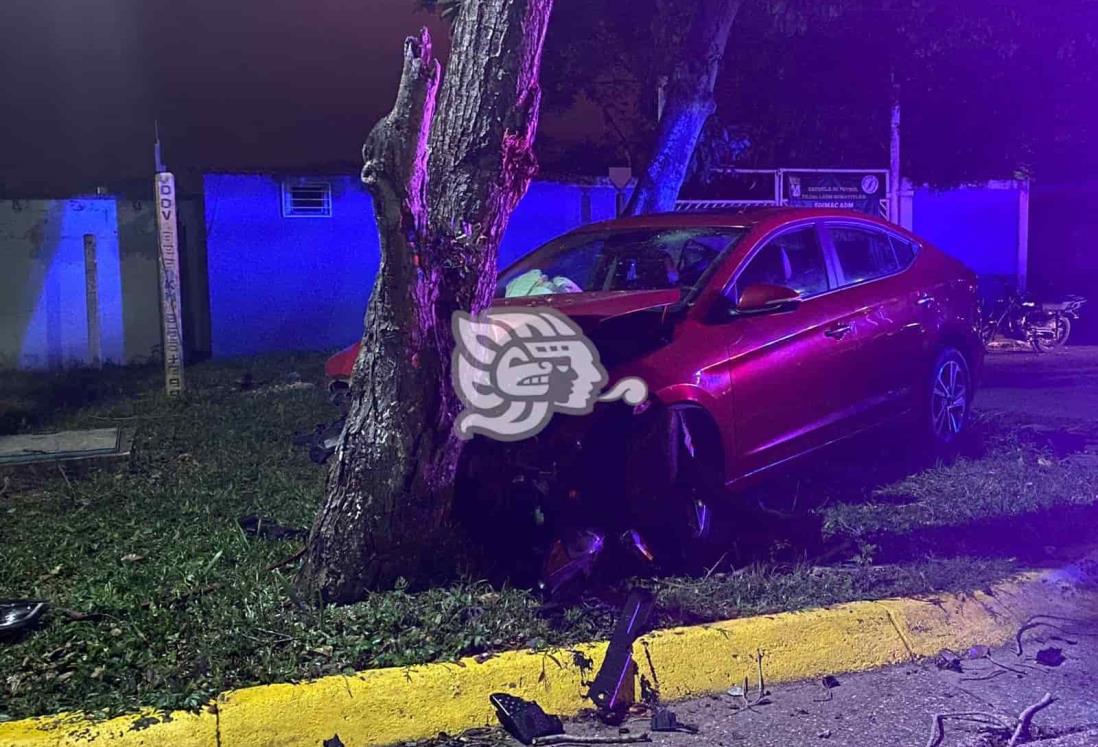 Choca auto contra árbol en el sur de Veracruz (+Video)