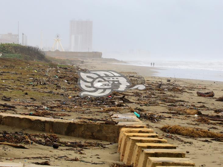 Sepultadas por la arena, terrazas del malecón de Coatzacoalcos