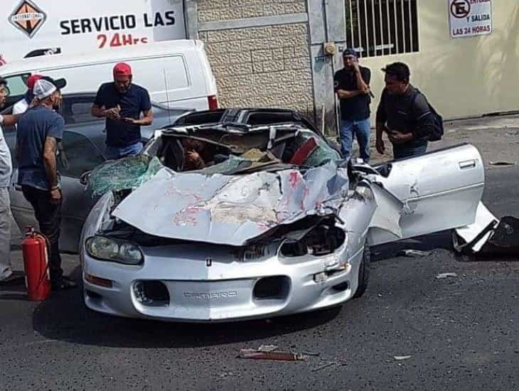 Quedan prensados al interior de un auto deportivo tras chocar en Veracruz