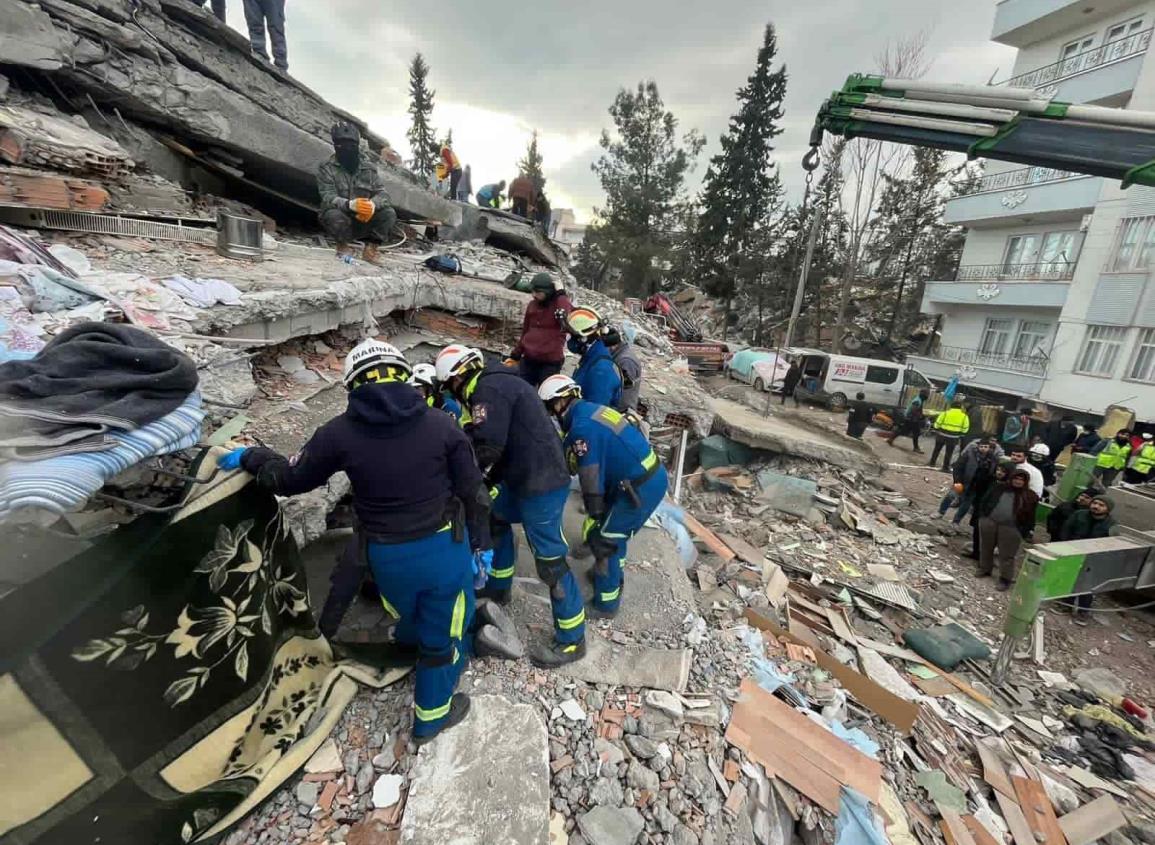 Suman más de 33 mil personas sin vida en Turquía por terremoto de 7.8