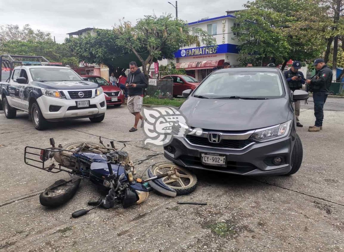 Joven motociclista fue arrollada por automóvil en Nanchital