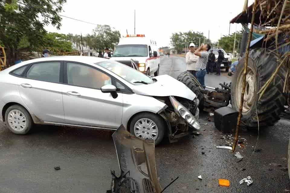 Aparatoso choque entre coche y carreta cañera en Carlos A. Carrillo