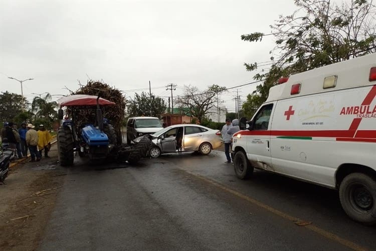 Aparatoso choque entre coche y carreta cañera en Carlos A. Carrillo