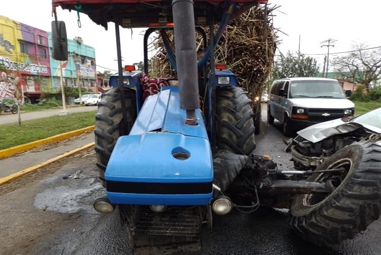 Aparatoso choque entre coche y carreta cañera en Carlos A. Carrillo