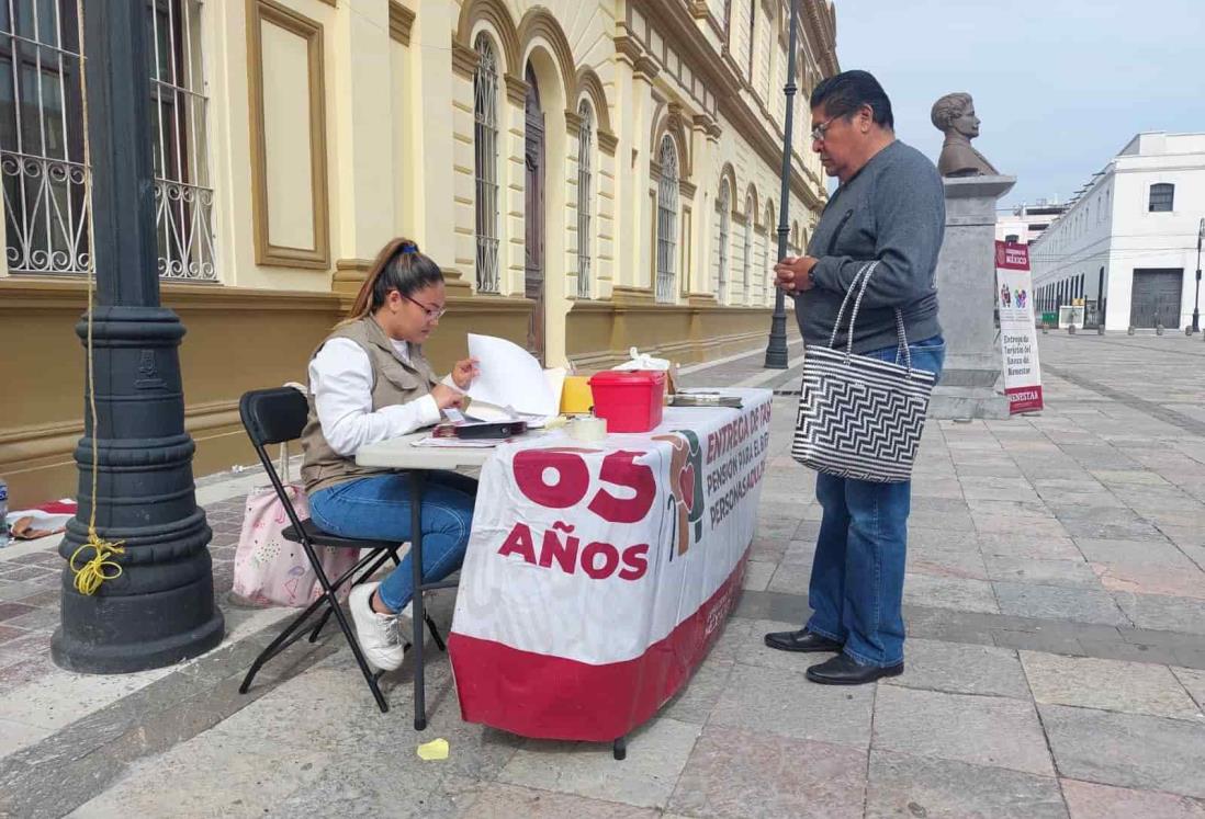 Entregan tarjetas para pensiones de adultos mayores en Veracruz