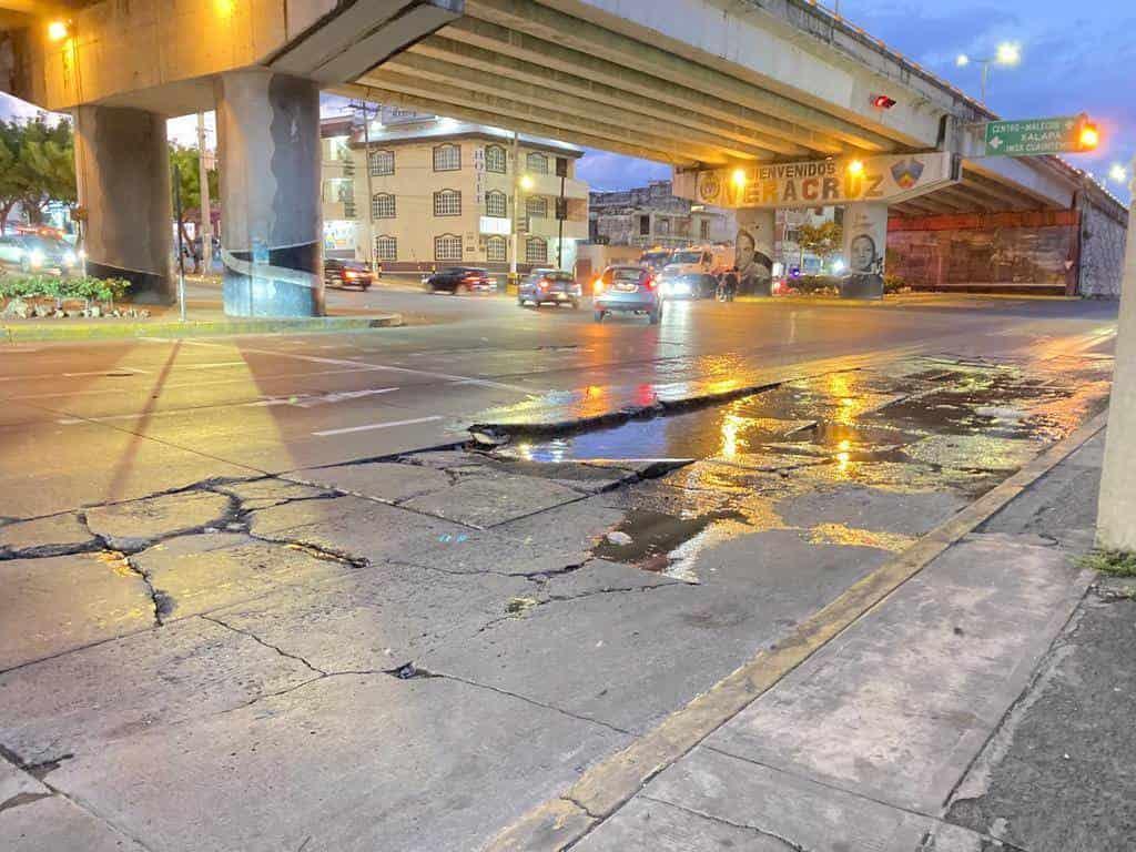 Tremendo hundimiento encharcado en avenida Miguel Alemán