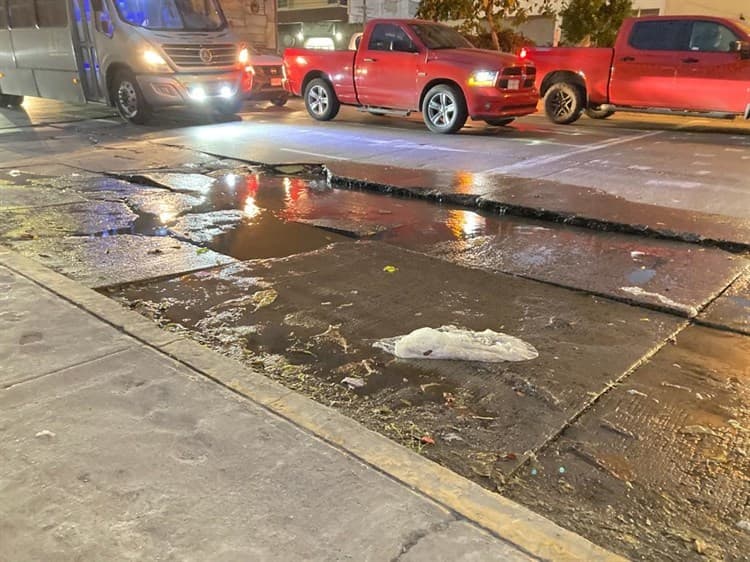 Tremendo hundimiento encharcado en avenida Miguel Alemán