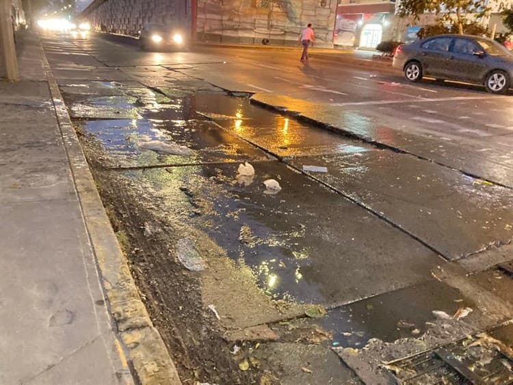 Tremendo hundimiento encharcado en avenida Miguel Alemán