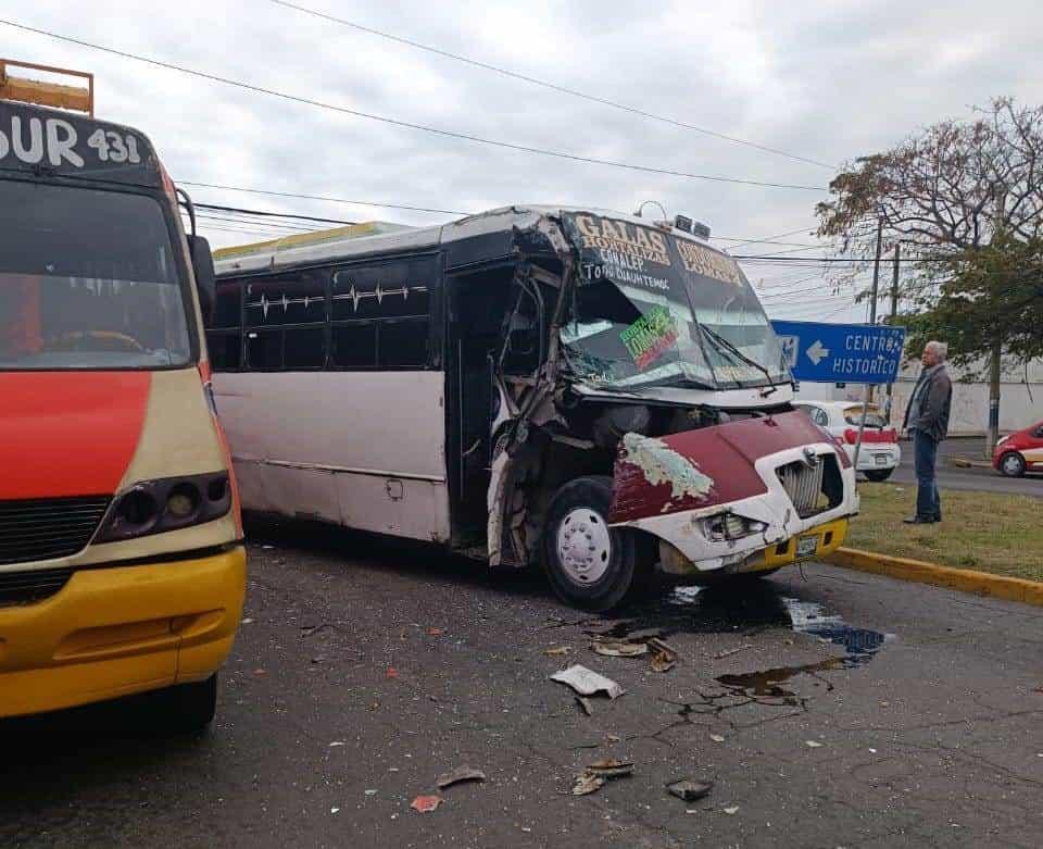 Chocan camiones en avenida Cuauhtémoc por jugar carreritas