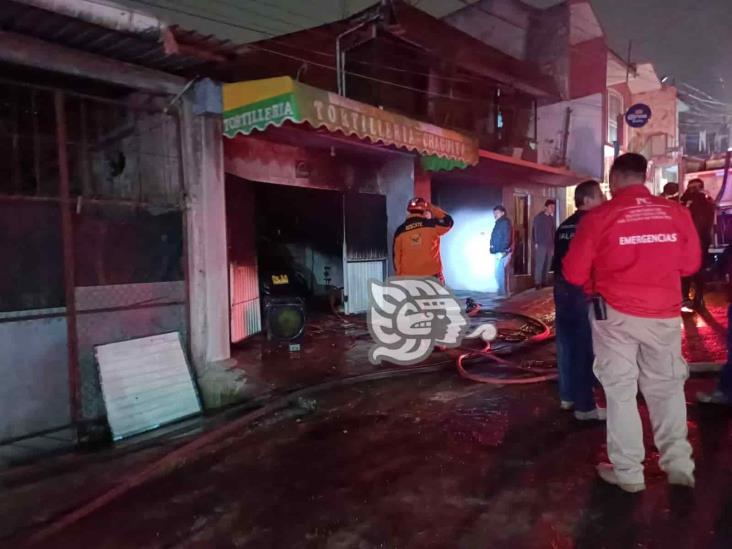 Incendio acaba con dos vehículos en cochera en Xalapa