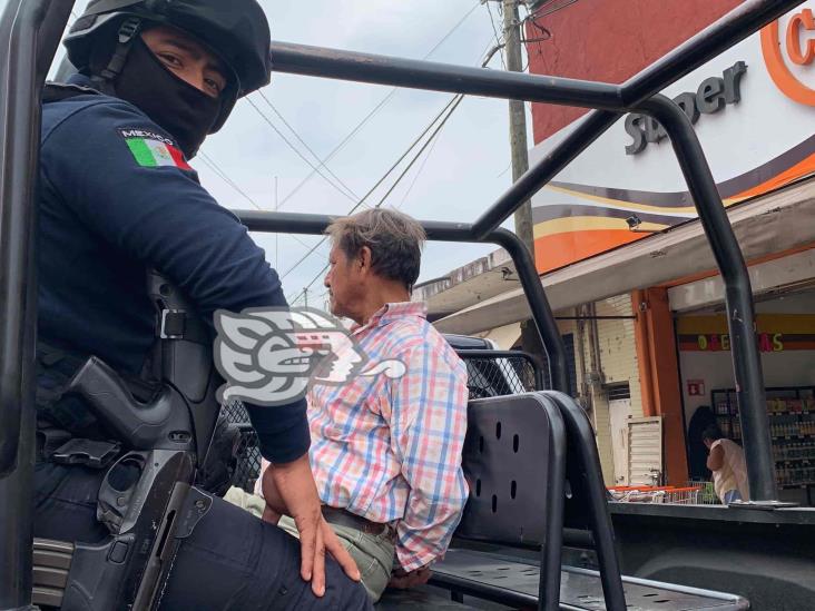 Comerciantes evitan presunta detención arbitraria de voceador por transportar carbón en Acayucan