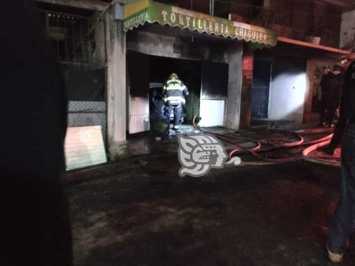 Incendio acaba con dos vehículos en cochera en Xalapa