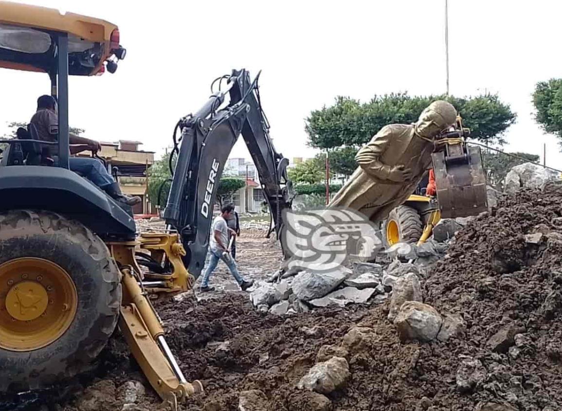 Retiran cinco bustos y un monumento del parque Libertad(+Video)