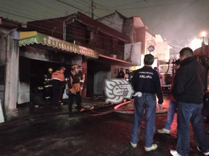 Incendio acaba con dos vehículos en cochera en Xalapa