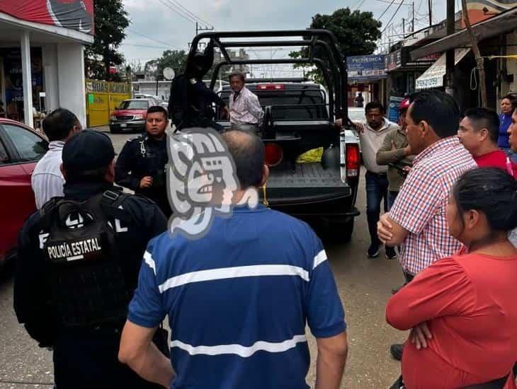 Comerciantes evitan presunta detención arbitraria de voceador por transportar carbón en Acayucan