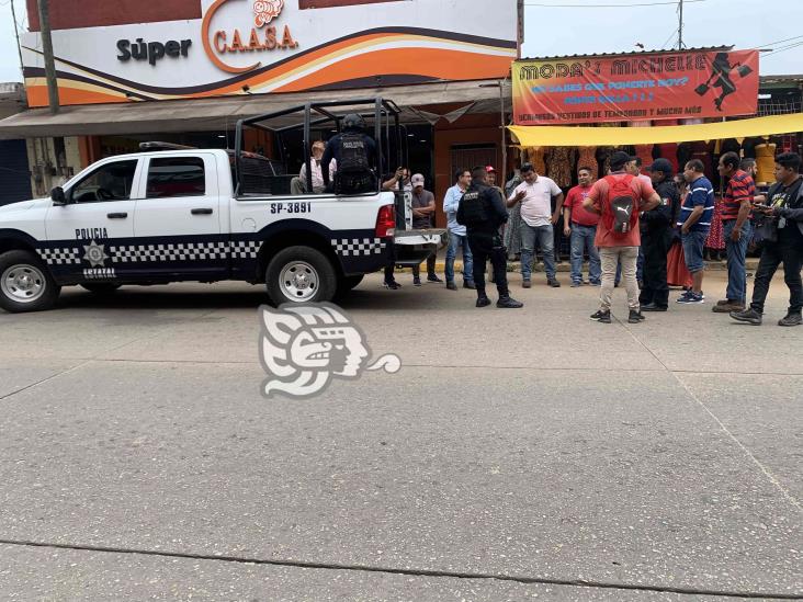 Comerciantes evitan presunta detención arbitraria de voceador por transportar carbón en Acayucan