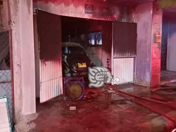 Incendio acaba con dos vehículos en cochera en Xalapa