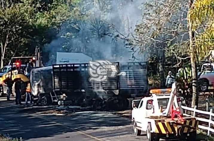 Se incendia camión de carga en la carretera Huatusco-Xalapa