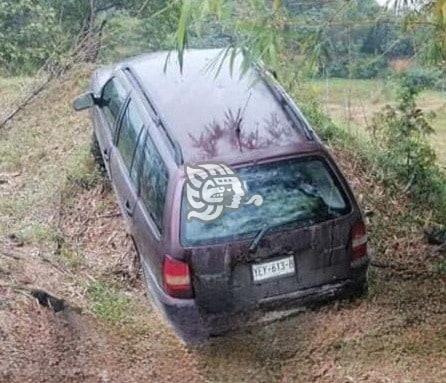 Conductor se accidenta sobre la carretera de Minatitlán