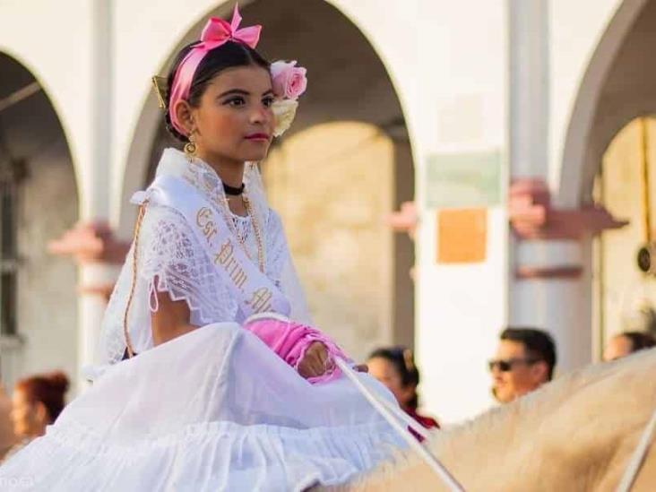 La niña Novalle Hill Vázquez participa en cabalgata