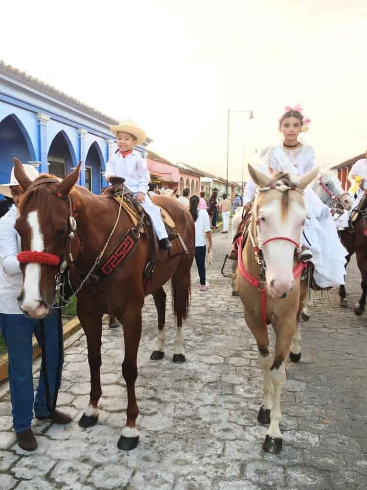 La niña Novalle Hill Vázquez participa en cabalgata