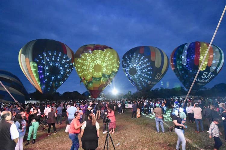 Festejan en Medellín con globos aerostáticos y sones jarochos