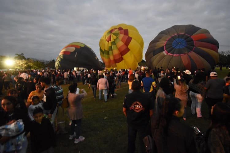 Festejan en Medellín con globos aerostáticos y sones jarochos