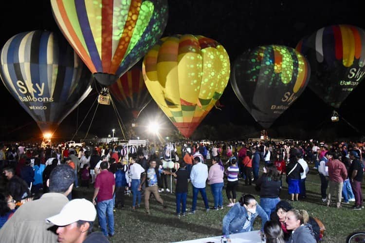 Festejan en Medellín con globos aerostáticos y sones jarochos