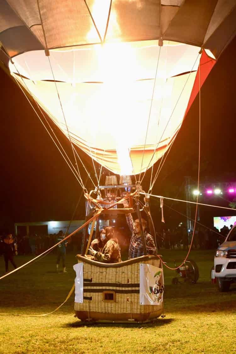 Festejan en Medellín con globos aerostáticos y sones jarochos