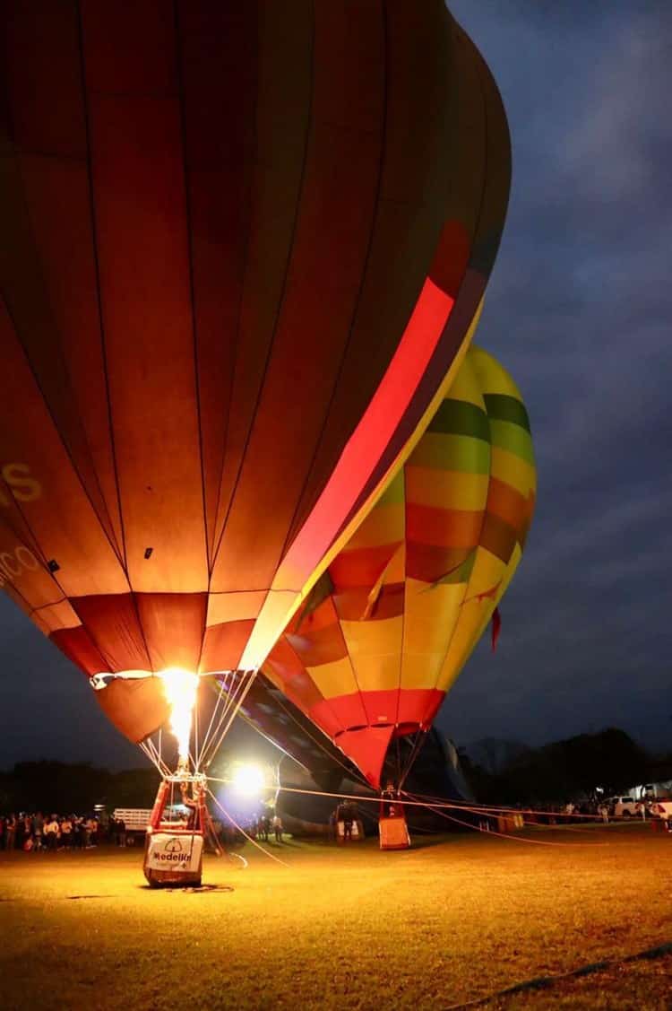 Festejan en Medellín con globos aerostáticos y sones jarochos