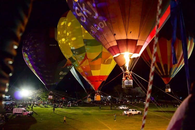 Festejan en Medellín con globos aerostáticos y sones jarochos