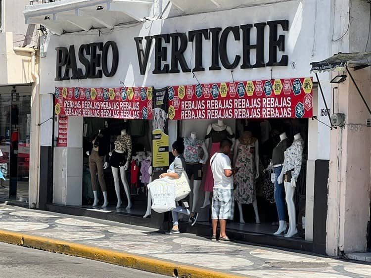 ¡Hasta 800 pesos! Veracruzanos compran peluches a precios elevados por el día de los enamorados