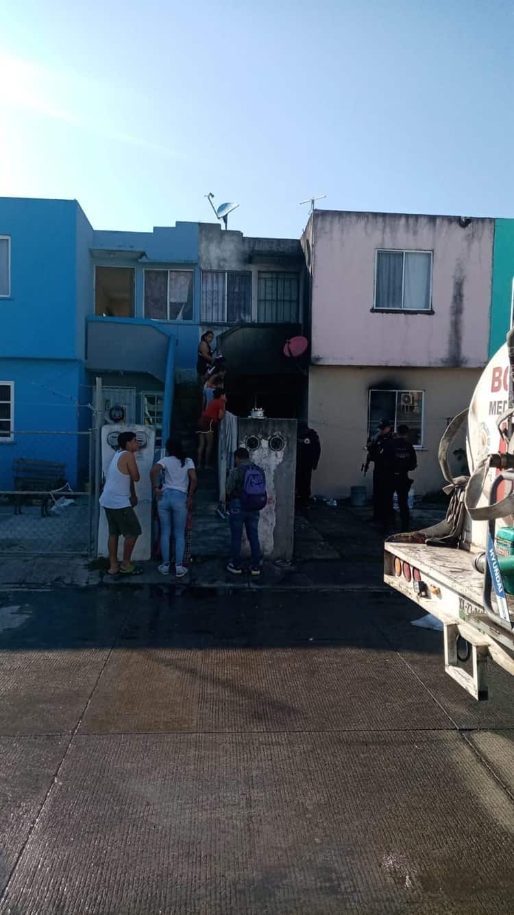 Con cubetas intentan sofocar incendio en vivienda del fraccionamiento Puente Moreno