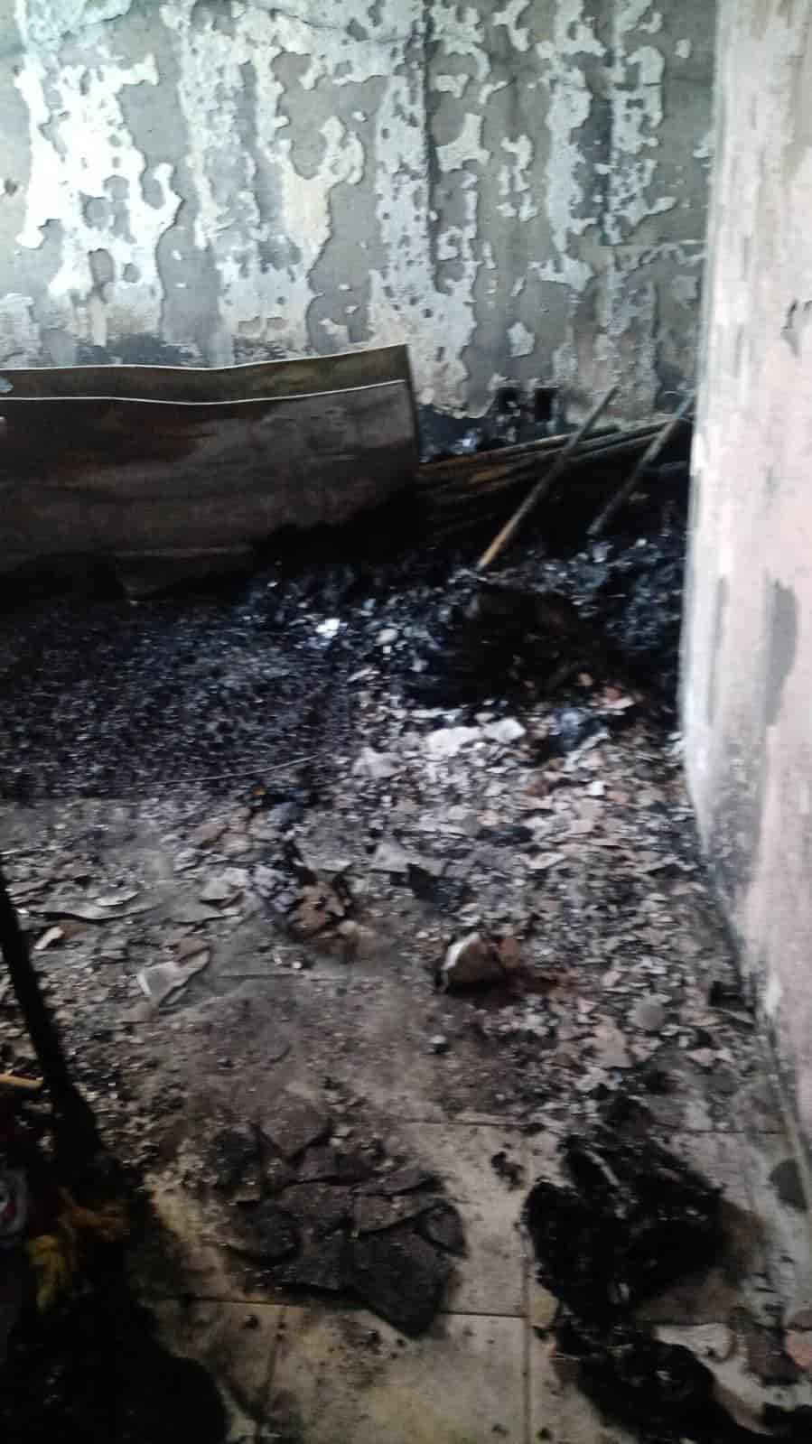 Con cubetas intentan sofocar incendio en vivienda del fraccionamiento Puente Moreno