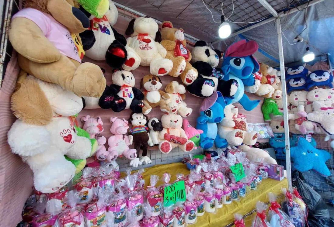 ¡Hasta 800 pesos! Veracruzanos compran peluches a precios elevados por el día de los enamorados