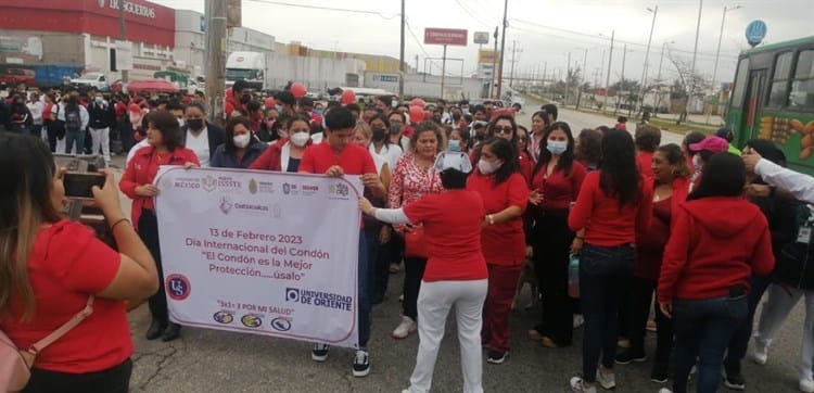 Realizan marcha en Coatzacoalcos por el Día Internacional del Condón (+Vídeo)