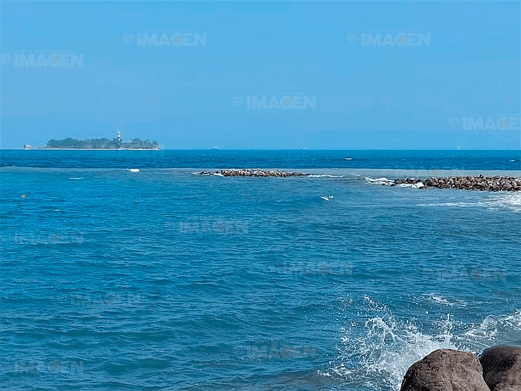 Sorprende a locales y turistas la tonalidad del mar en Veracruz(+Video)