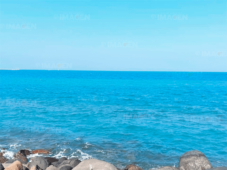 Sorprende a locales y turistas la tonalidad del mar en Veracruz(+Video)