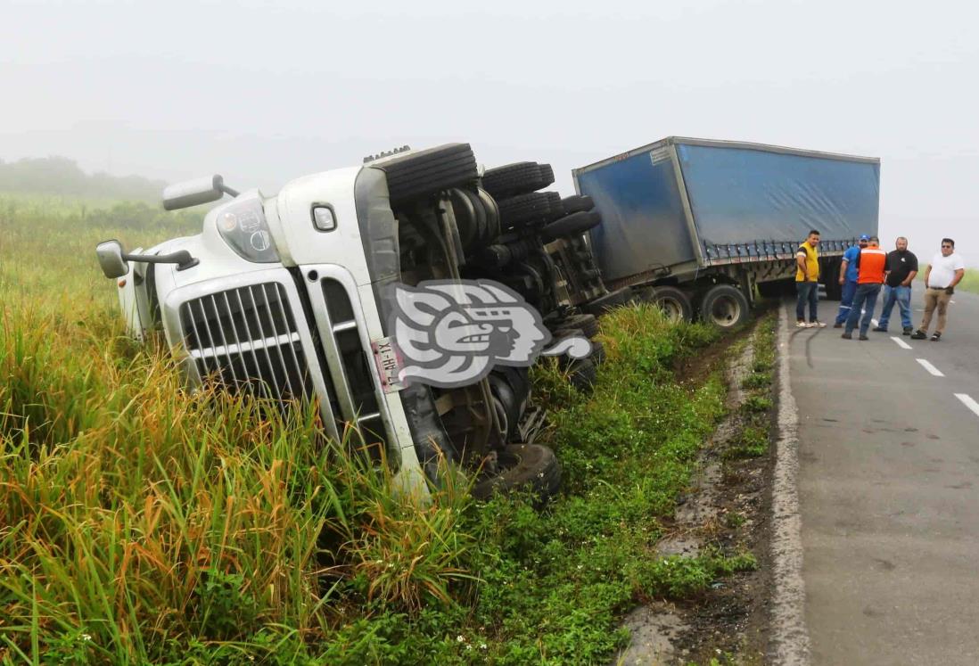 Trailero realiza maniobra en carretera Minatitlán-Coatzacoalcos y evita llevarse vehículos