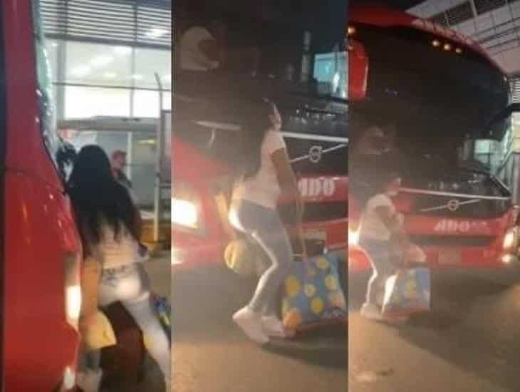 Llegó tarde y arriesga su vida para intentar abordar autobús (+Vídeo)
