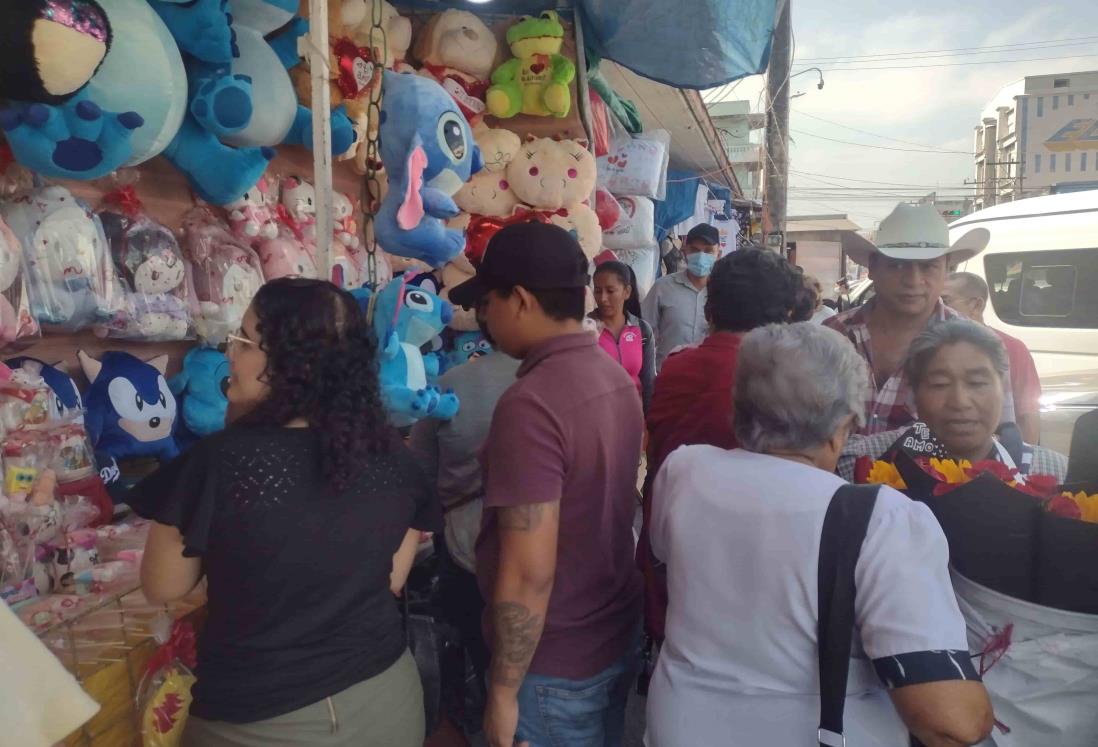 Enamorados abarrotan zona de mercados en Veracruz