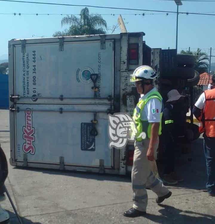 Choca y vuelca camioneta en la Córdoba-La Tinaja